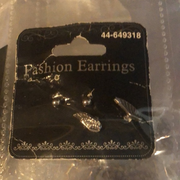 45 pair of earrings with a travel seperator booklet included - Picture 6 of 17